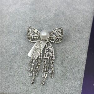 Elegant Silver Bow Brooch with Natural Pearl Accent